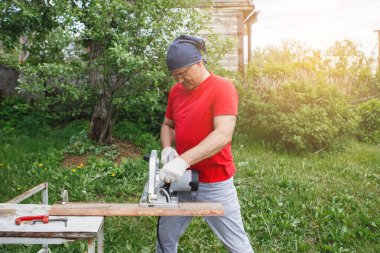 Elektrikli testereli marangoz..