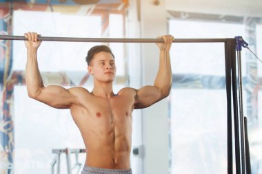 Crossbar üzerinde egzersiz yapan adam.