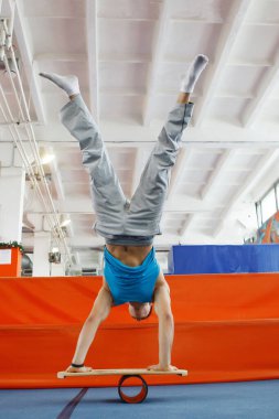 Belirgin bir kas ile genç adam.