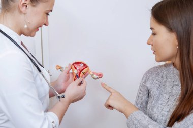 Jinekoloğu olan genç bir kadın hasta..