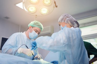 Ameliyat yapan cerrah ekibi