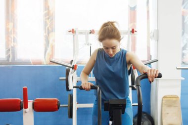 Genç atletik kadın fiziksel egzersiz alır.