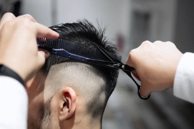 Yakışıklı Genç Kuaför.