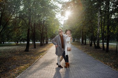 Bir parkta güzel genç Çift.