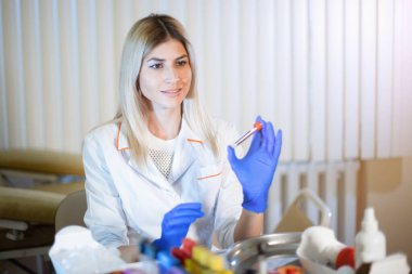 Kan testleri için laboratuvarda hemşire.