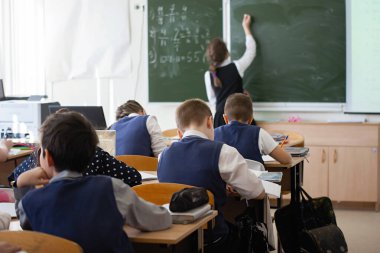 Okul çocukları derste sınıftalar..