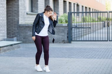 Cep telefonuyla konuşan bir kadın.