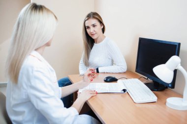 Bir tıp kliniğinde ofiste doktor.
