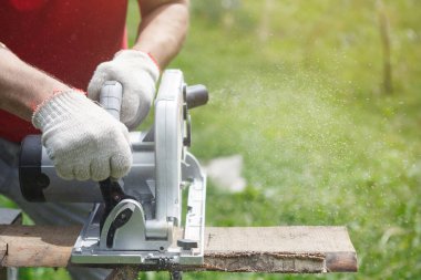 Elektrikli testereli marangoz..