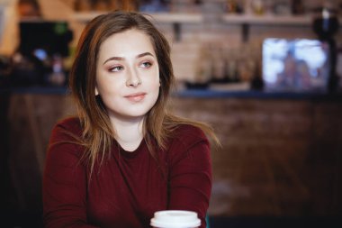 Genç, güzel kadın kahve içmeyi seviyor..