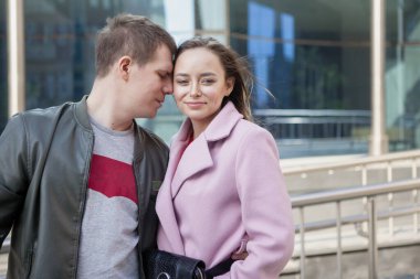 güzel genç çifte sarılma.