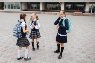 Üniformalı üç kız öğrenci..
