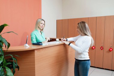 Resepsiyonda yönetici ve hasta.