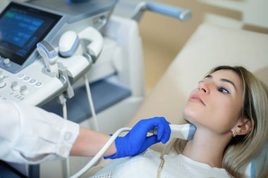 Kadın sarışın hasta.