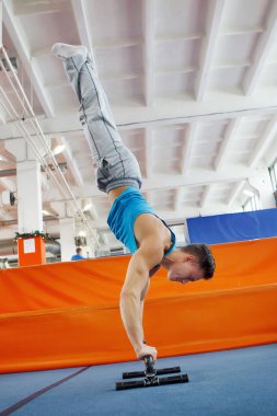 Belirgin bir kas ile genç adam.