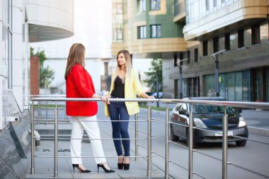 İki kendine güvenen kadın.