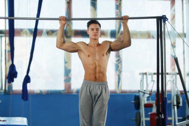 Crossbar üzerinde egzersiz yapan adam.