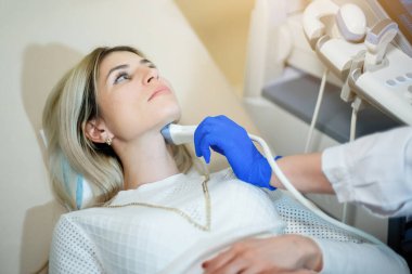 Kadın sarışın hasta.