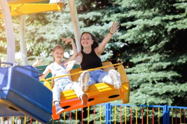 Yaz parkında sarı bir atlıkarınca.