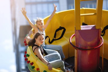 Yaz parkında sarı bir atlıkarınca.