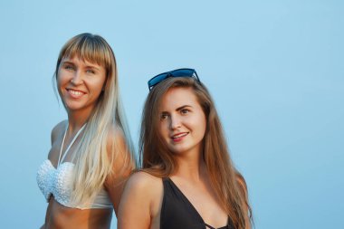 İki Kadın oturuyor ve poz.