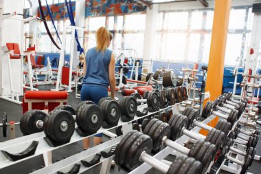 Bir elle Push UPS egzersiz yapıyor yakışıklı bir adam portresi