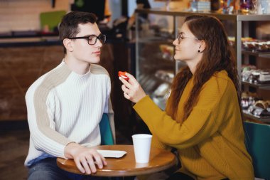 İki sevimli genç erkek ve bir kafede bir kız.