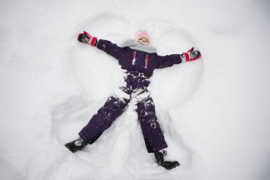 Bir kar meleği temsil eden genç kız.