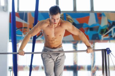 Crossbar üzerinde egzersiz yapan adam.