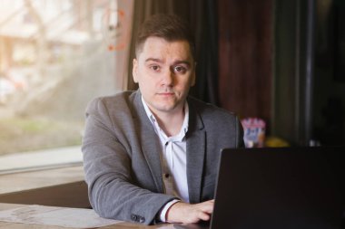 Genç ve başarılı bir işadamı barda bir masada oturuyor..