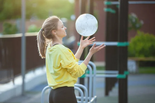 La donna sportiva in giallo si allena in un ambiente urbano . — Foto Stock