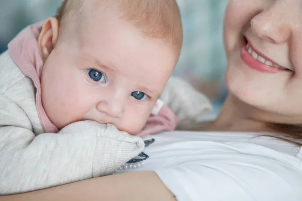 Bayi perempuan dengan mata biru terletak dan terlihat . — Stok Foto