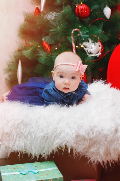 美しい小さな赤ちゃんは、クリスマスを祝います。新年の休日. — ストック写真