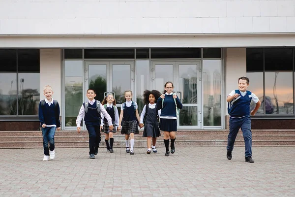 Bir grup okul çocuğu üniformalı.. — Stok fotoğraf