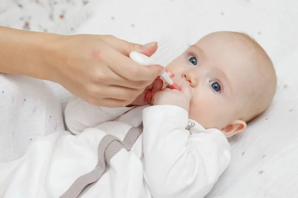 Vackra Härliga Fem Månaders Baby Flicka Äter Med Sked Hälsosam — Stockfoto