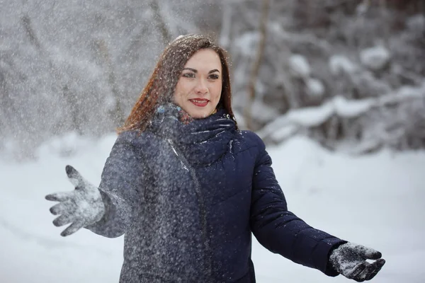 Mladá, hezká žena v modré šále a bundě v zasněženém lese — Stock fotografie