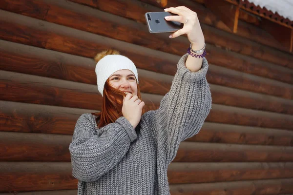 Young, pretty woman in a hat and sweater. — Stock Photo, Image