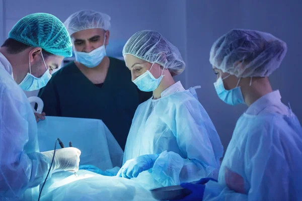 Tim ahli bedah melakukan operasi. — Stok Foto