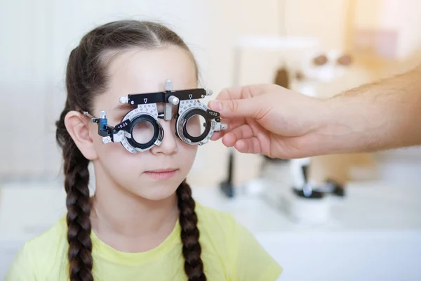 Ophtalmologiste cadre de lunettes de test . — Photo