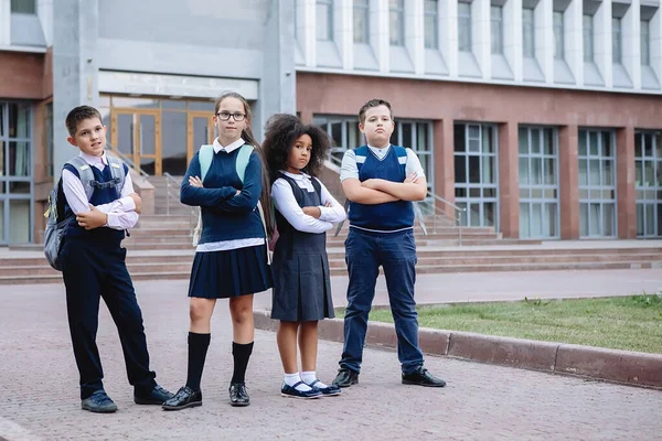 Quattro adolescenti in uniforme . — Foto Stock