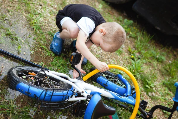 Boy is repairing a bike. — Stock Photo, Image