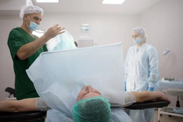 Anesthesiologist prepares the patient — 스톡 사진