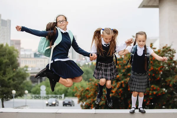 CRIANÇAS JUMPING . — Fotografia de Stock