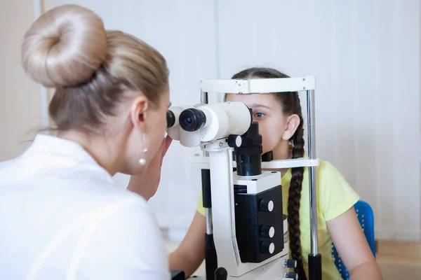 Medico oftalmologo femminile presso la clinica . — Foto Stock