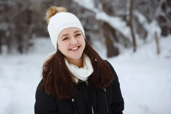 雪に覆われた森の中で若くかなり陽気な長髪の女性. — ストック写真
