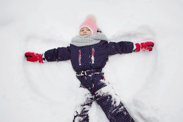 Młoda dziewczyna reprezentująca anioła śniegu. — Zdjęcie stockowe