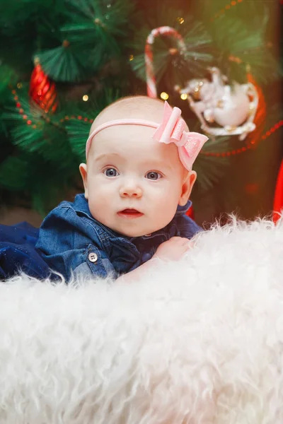 아름 다운 작은 아기 크리스마스를 맞는다. 새 해의 휴일. — 스톡 사진