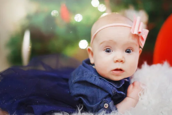 Piękne małe dziecko obchodzi Boże Narodzenie. Nowy rok wakacje. — Zdjęcie stockowe