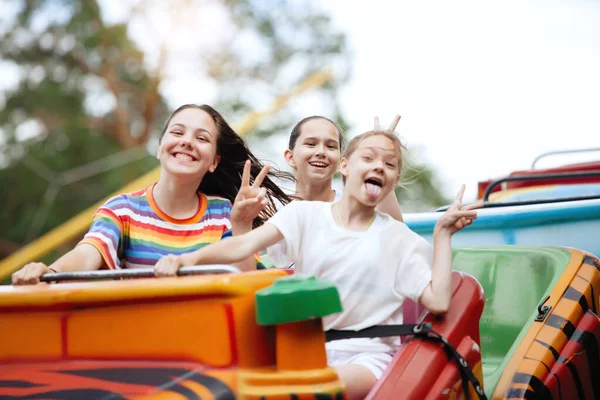 Drie tiener meisjes hebben plezier. — Stockfoto