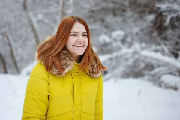 Joven, bonita, alegre mujer pelirroja de pelo largo en invierno afuera . —  Fotos de Stock